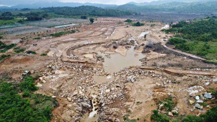 Qua rà soát, cơ quan chức năng xác định dự án VAC (vườn ao chuồng) trên núi Tân Lai của Công ty TNHH Trang trại Việt, do ông Trần Quang Tính (51 tuổi, trú TP.HCM) làm giám đốc có dung tích trung bình khoảng 900.000m3. Khu vực trang trại có khoảng 5 hồ chứa, trong đó hồ bị vỡ là lớn nhất. Ghi nhận sáng 3-11, hồ chứa bị vỡ nước đã cạn. Vị trí vỡ chưa thể khắc phục, nước từ hồ vẫn chảy với lưu lượng nhỏ xuống suối Tân Lai.