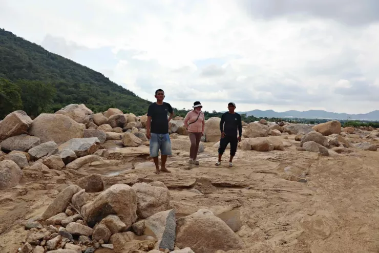 Dưới chân người dân đang đứng là một ngôi nhà bị vùi lấp do lũ quét từ hồ trên núi bể gây nên sâu hơn 1,5m, phía dưới hiện chưa thể dọn dẹp khắc phục do lượng đất đá quá lớn.