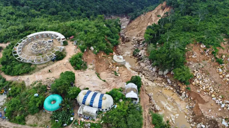 Các hạng mục xây dựng của Công ty Trang trại Việt Phong Phú trên núi Tân Lai cũng bị hồ nước vỡ gây thiệt hại.