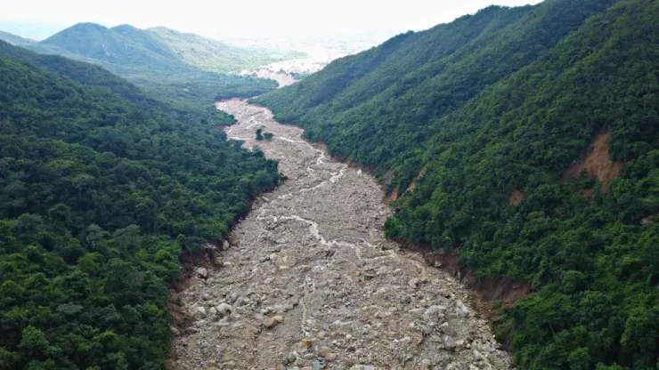 Hàng trăm ngàn tấn đất, đá bị cuốn xuống chân núi.