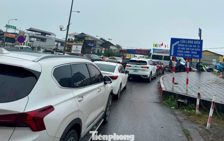 Từ sáng sớm 3/11, toàn bộ xe máy và xe thô sơ lưu thông từ khu vực phường Long Biên, Bồ Đề sang nội thành qua cầu Long Biên bị cấm để phục vụ dự án sửa chữa, gia cố cầu.