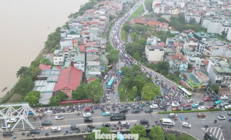 Việc cấm xe qua cầu Long Biên khiến toàn bộ xe máy dồn về cầu Chương Dương để sang nội thành, khiến khu vực nút giao đầu cầu và hướng Long Biên – Hoàn Kiếm bị quá tải, ùn tắc kéo dài.