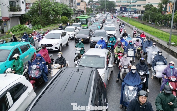 Tuyến đường đê Long Biên - Xuân Quang hôm nay thay vì lưu thông hai chiều như mọi ngày, giờ cao điểm sáng nay ô tô, xe máy chỉ lưu thông một chiều (hướng cầu Long Biên - cầu Chương Dương) vì lượng xe đi theo hướng này quá đông.