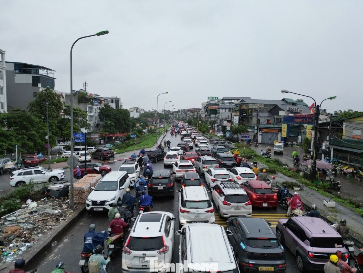 Đội CSGT số 5 (Phòng CSGT Hà Nội) cho biết, sáng nay lượng phương tiện trên tuyến đường đê Long Biên – Xuân Quang hướng từ cầu Long Biên đổ về cầu Chương Dương tăng gấp 3–4 lần so với ngày thường.