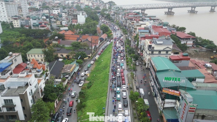 Ùn tắc trên đường đê Long Biên – Xuân Quang cũng khiến các tuyến đường nhánh kết nối lên đê bị ùn tắc theo.