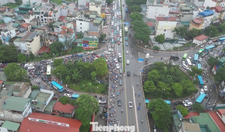 Đến 10h sáng nay, các tuyến đường dẫn đến nút giao và đầu cầu Chương Dương đều ùn tắc, ô tô, xe máy hướng sang nội thành như đan vào nhau.
