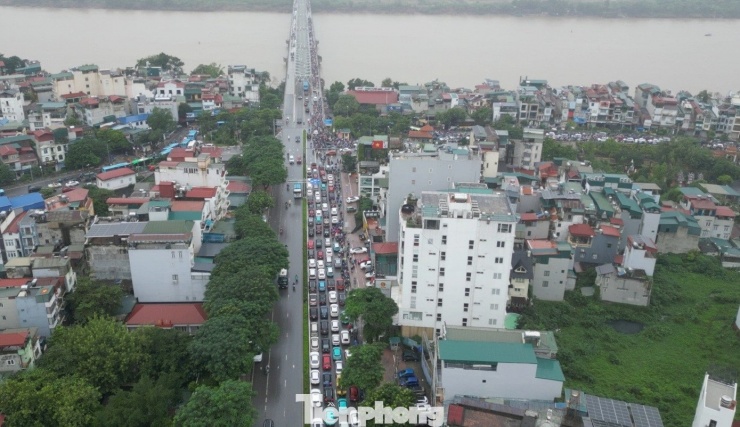 Đường Nguyễn Văn Cừ ùn tắc cả km và kéo dài đến qua cầu vượt Hồng Tiến (Long Biên)
