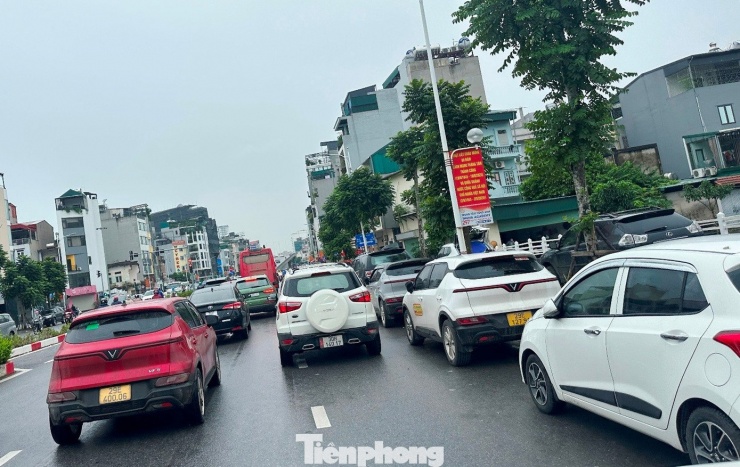 Các tuyến đường khác dẫn đến cầu Chương Dương, Long Biên như Ngọc Lâm, Long Biên 1, Long Biên 2, Phú Viên, Lâm Du, các nút giao Hồng Tiến, Nguyễn Thế Dực... cũng ùn tắc kéo dài