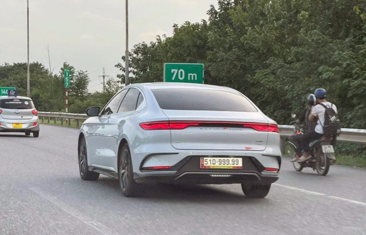 Chiếc xe điện BYD Han mang biển số ngũ quý 51D-999.99 lăn bánh trên đường được dân mạng chia sẻ. Ảnh: OFFB