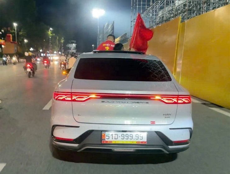 Biển 51D-999.99 trúng đấu giá 4,13 tỷ đồng ngày 12/11/2024 đã rời xe VinFast VF 3, gắn lên chiếc BYD Han từ tháng 8/2025. Chiếc xe được người dân bắt gặp trên phố Hà Nội. Ảnh: OFFB