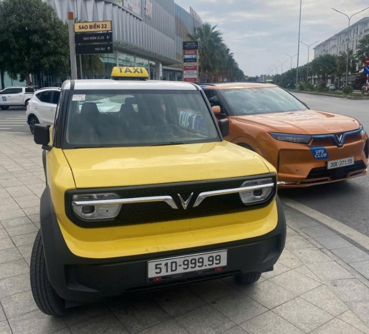 VinFast VF 3 biển 51D-999.99 gắn mào "Taxi" đỗ ở khu đô thị Vinhomes Ocean Park hồi đầu tháng 2/2025. Ảnh: OFFB