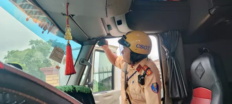 CSGT vận động các doanh nghiệp kinh doanh vận tải tuyên truyền, tập huấn nâng cao kỹ năng điều khiển phương tiện cho đội ngũ lái xe của mình. Ảnh: PHẠM HẢI