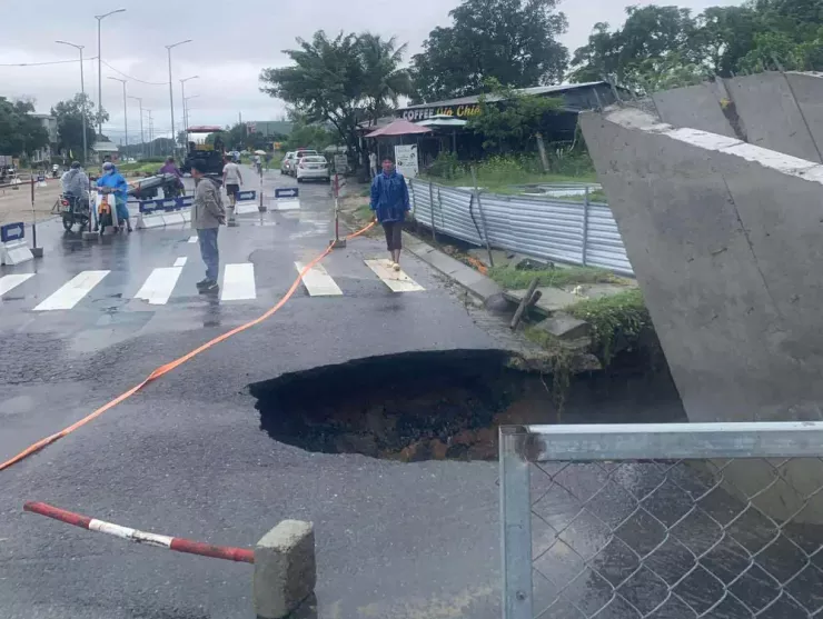 Hố tử thần xuất hiện trên đường Nam Kỳ Khởi Nghĩa. Ảnh: TV