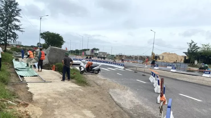 Lực lượng chức năng đóng một phần đường để đảm bảo an toàn. Ảnh: TV