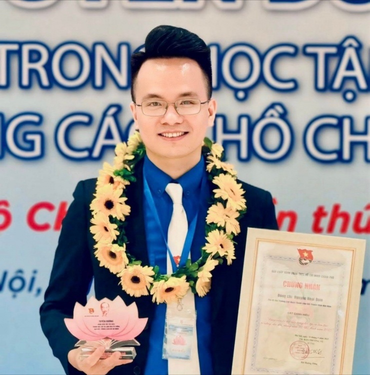 Anh Nguyễn Hoài Đảm nhận Danh hiệu "Thanh niên Tiên tiến làm theo lời Bác" năm 2023.