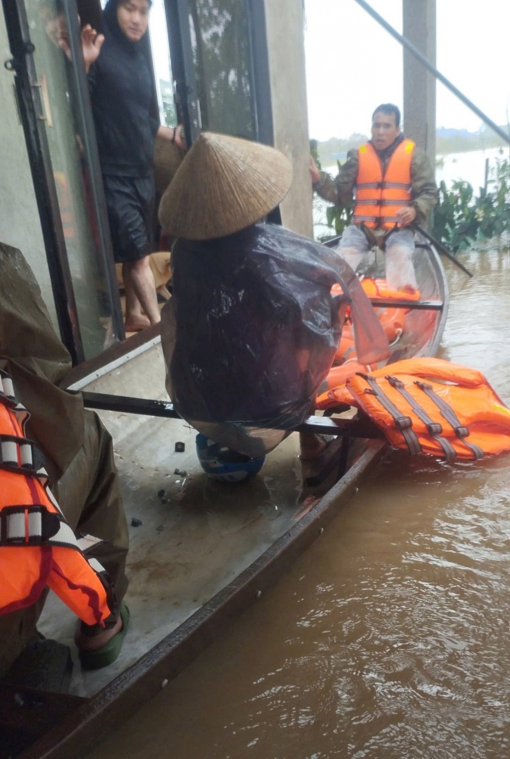 Lực lượng chức năng TP. Huế hỗ trợ sơ tán dân trong sáng 3/11.