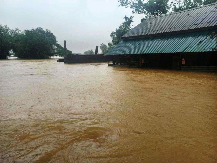Vùng Kim Trà hạ nguồn sông Bồ, Huế, ngập sâu trong lũ.