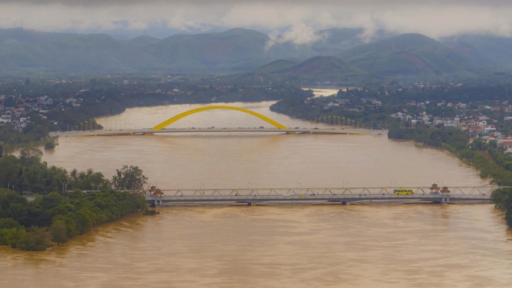 Từ chiều tối 2/11, mưa lớn khiến nước các sông ở Huế dâng lên cao, gây ngập lụt các tuyến đường, khu dân.