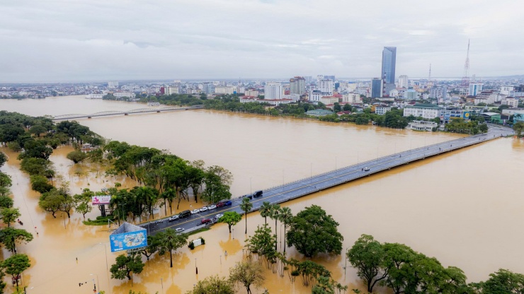 Đến chiều nay (3/11), khu vực trung tâm TP Huế tạnh mưa, nước lũ trên sông Hương và sông Bồ đã đạt đỉnh và bắt đầu rút chậm.