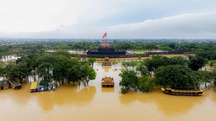Trong đợt lũ thứ 3 này, nước trên các sông dâng cao khiến nhiều tuyến đường, nhà dân bị ngập lụt, giao thông chia cắt.