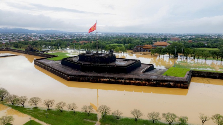 Khu vực Đại nội Huế, nước ngập khoảng 0,3m. Ngoài ra, các điểm di tích khác cũng bị ngập cục bộ.