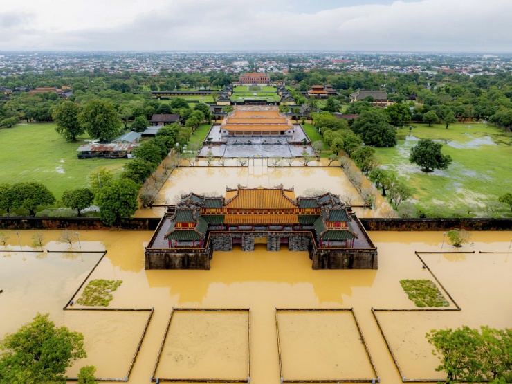 Do ngập lụt, Trung tâm Bảo tồn di tích Cố đô Huế có thông báo dừng đón khách tham quan tại các điểm di tích từ 10h sáng 3/11.