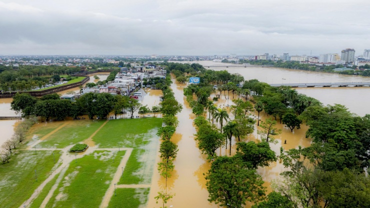 Tuyến đường Lê Duẩn nằm ở bờ Bắc sông Hương bị ngập sâu trong nước.