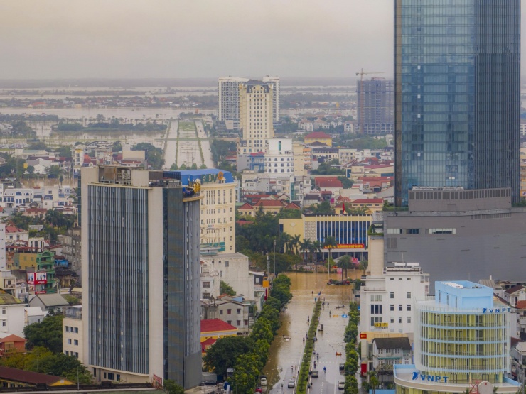 Khu vực ngã 6 đường Hà Nội và Hùng Vương - nằm ở trung tâm TP Huế bị nước lũ bủa vây chiều 3/11.