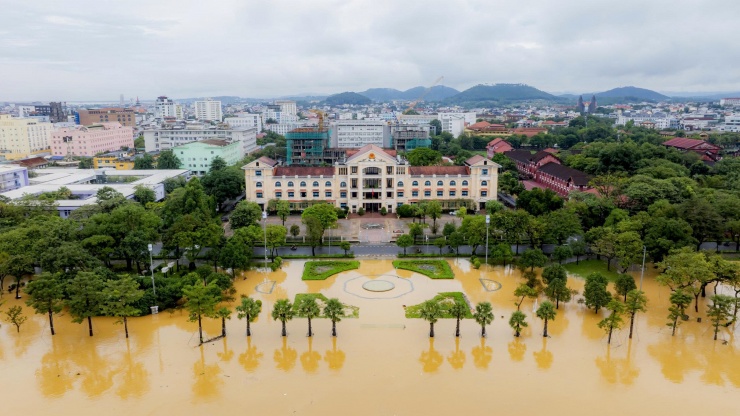 Công viên bên bờ sông Hương, nằm phía trước trụ sở UBND TP Huế bị ngập sâu trong nước.