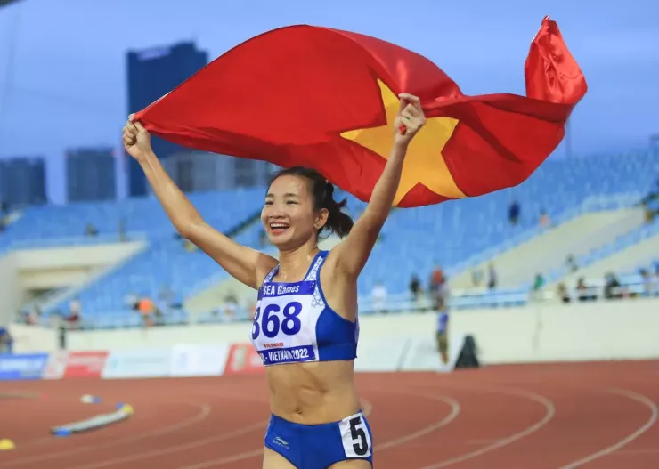 Nguyễn Thị Oanh ngắm nghía 4 HCV SEA Games 33. Ảnh: FNV
