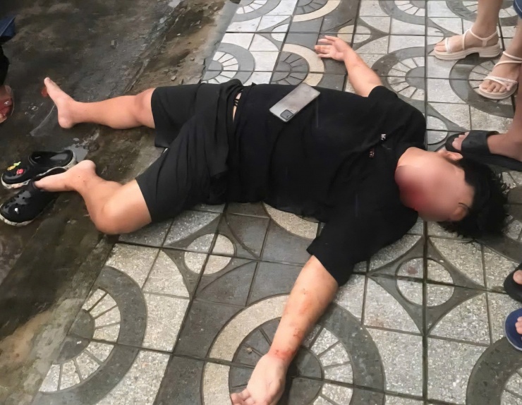 Anh N. bị nhóm người đánh bất tỉnh trên vỉa hè đường Ngô Nhân Tịnh. Ảnh: A.N