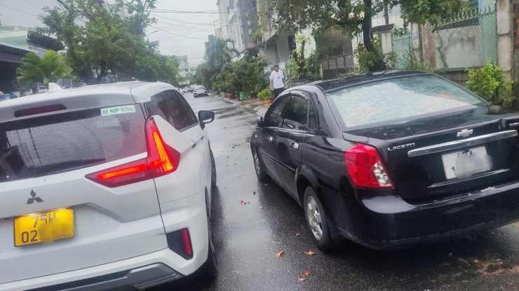 Xe ô tô đen đỗ dưới lòng đường, phía bên kia đường một xe khác đỗ khiến xe anh N. (màu trắng) không thể di chuyển qua. Ảnh: A.N