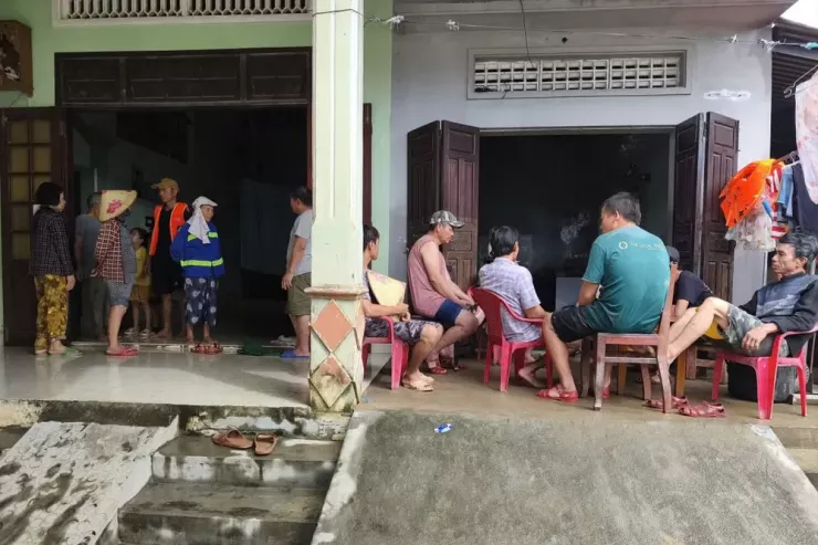 Hàng xóm tiễn đưa nạn nhân xấu số.