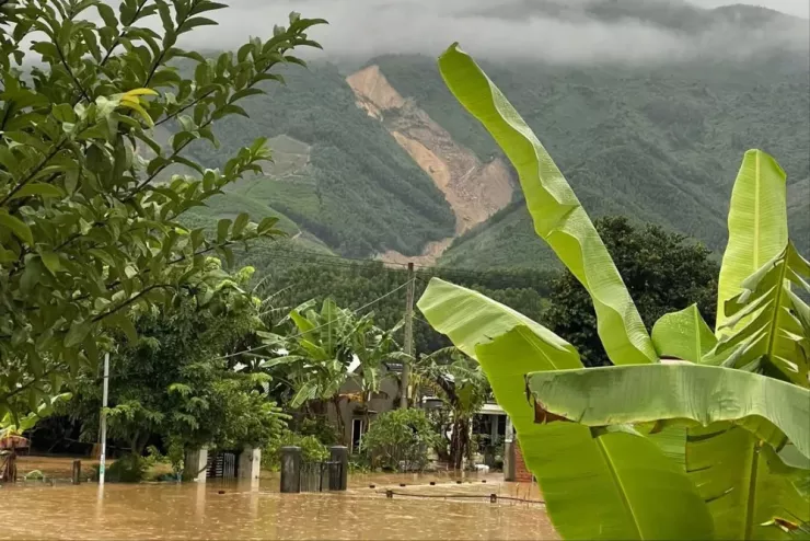 Hiện trường vụ sạt lở kinh hoàng nhìn từ xa.