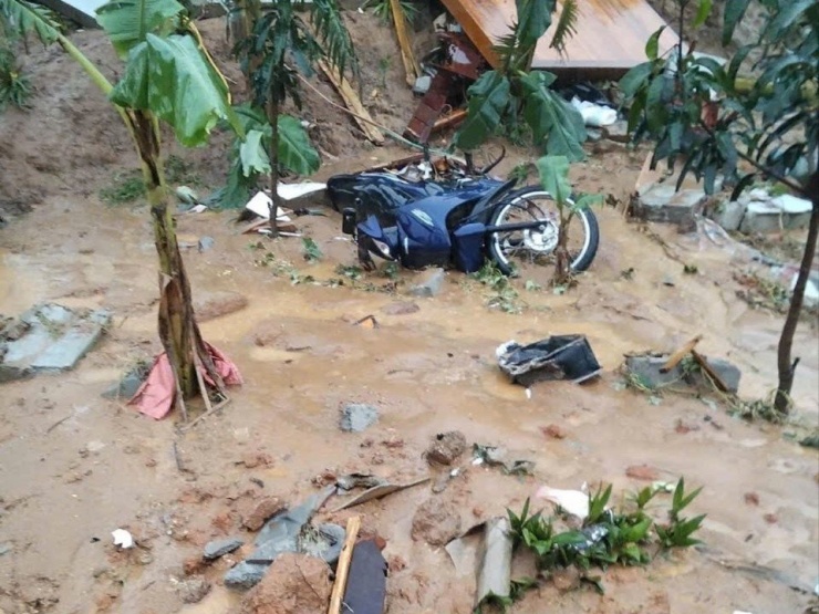 Hiện trường vụ sạt lở vùi lấp nhà, trang trại của người dân.