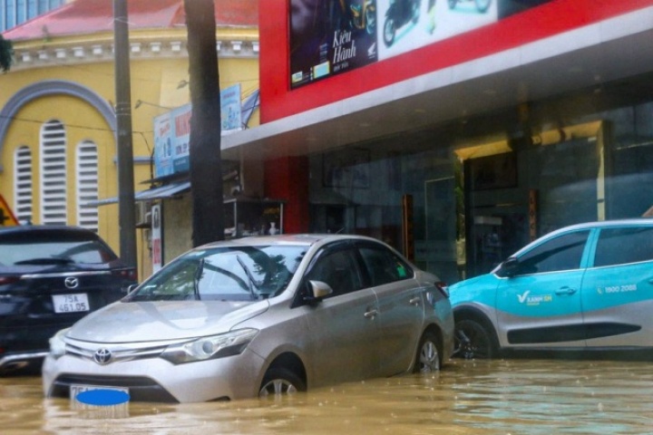 Kinh nghiệm mua ô tô cũ không 'dính' xe ngập lụt