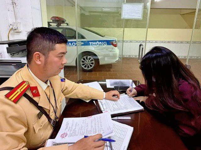 Phạt 19 triệu đồng nữ tài xế điều khiển ô tô đi ngược chiều trên đường Võ Chí Công