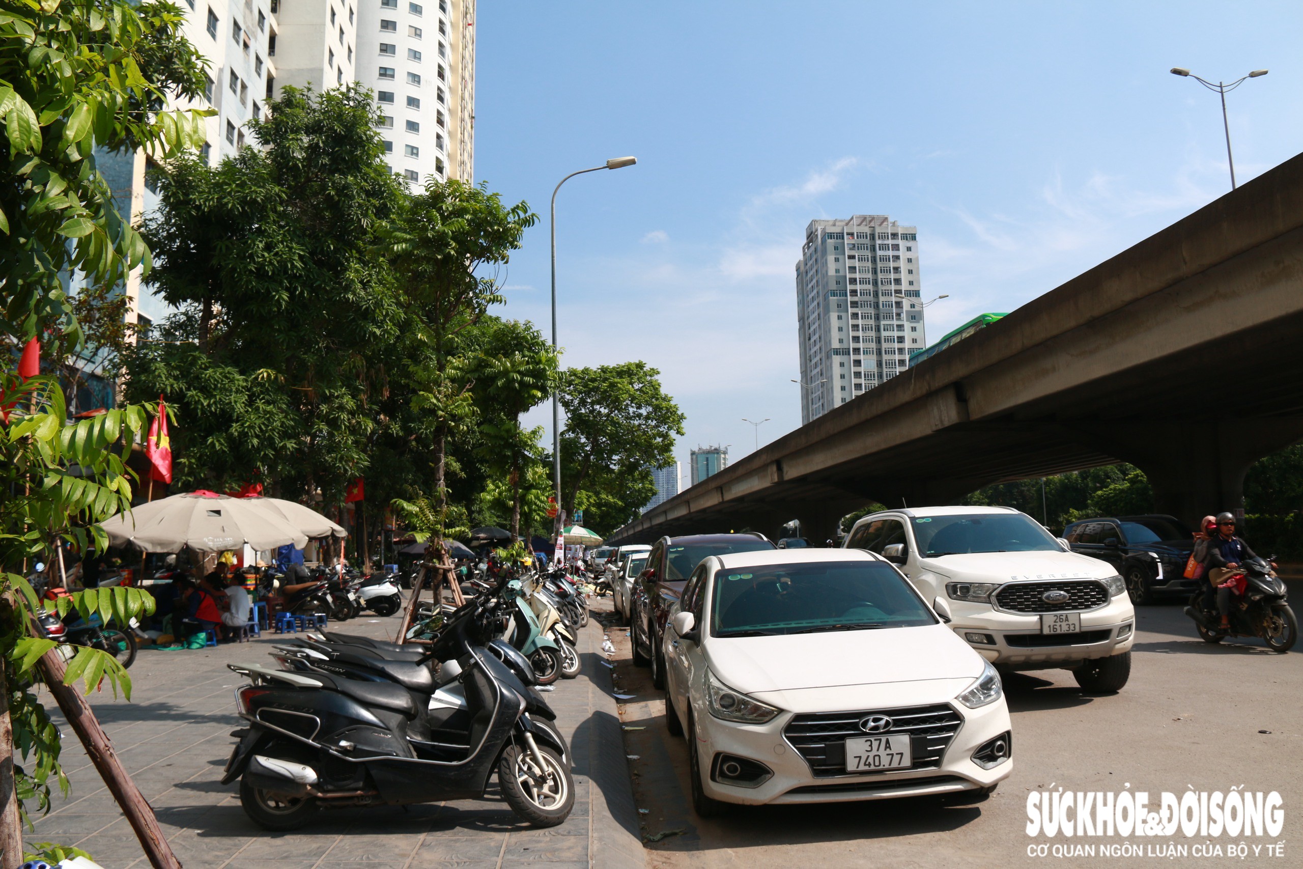 Loạt phương tiện ô tô dừng đỗ tràn lan dưới lòng đường&nbsp;Nghiêm Xuân Yêm, đoạn trước chung cư Kim Văn - Kim Lũ. Ảnh ghi nhận cuối tháng 10.