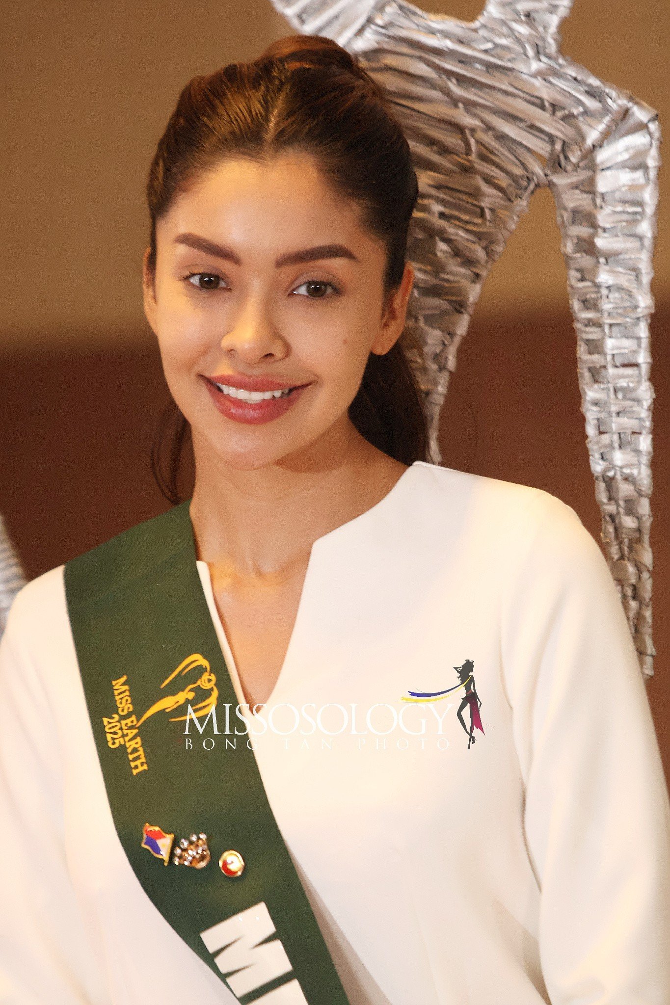 Ngày 1/11 đã diễn ra phần thi trực diện của cuộc thi Hoa hậu Trái Đất 2025. Ở phần thi này, ban tổ chức yêu cầu thí sinh để mặt mộc, búi tóc gọn gàng nhằm có cái nhìn chân thực nhất về từng người đẹp. Trong phần thi, họ cũng trình diễn bikini để ban giám khảo chấm điểm về hình thể. Đây được xem là phần thi độc đáo của Miss Earth so với những cuộc thi nhan sắc khác. Hai đại diện Mexico và Cuba đều được khen ngợi với mặt mộc rạng rỡ, thanh thoát. Họ là những ứng viên mạnh của khu vực châu Mỹ.