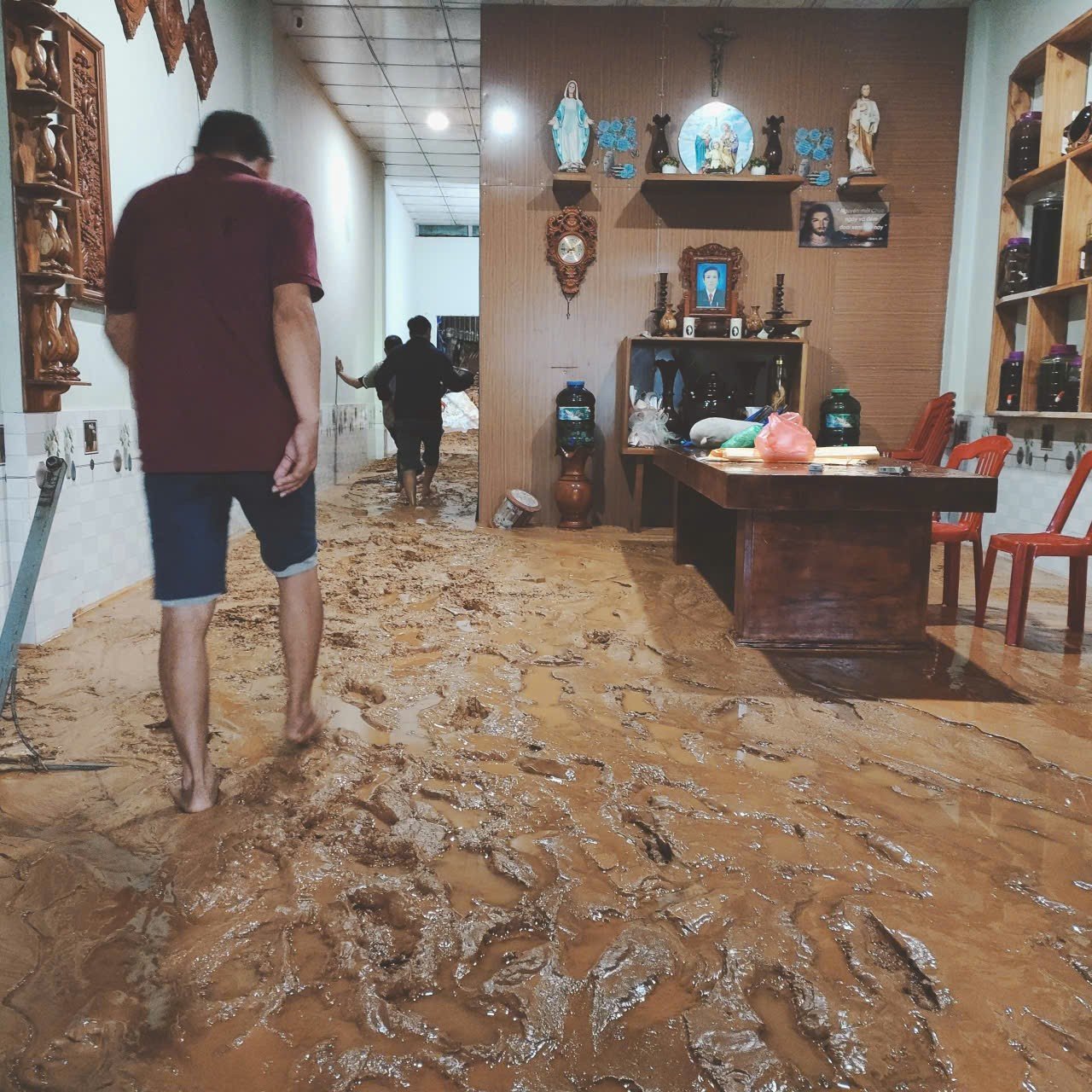 Đà Nẵng sạt lở kinh hoàng, đất tràn vào nhà dân lúc nửa đêm - 1