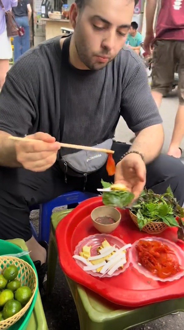 Anh Hamza thành thục pha mắm tôm để chấm cùng món sứa đỏ. Ảnh: Hamza ăn gì?