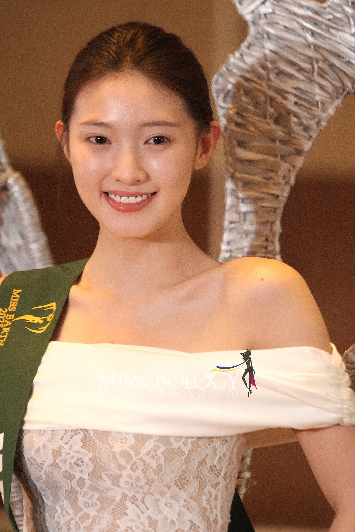 Hai đại diện Hàn Quốc và Macau (Trung Quốc) nhận nhiều lời khen nhờ làn da trắng sáng, mịn màng và nụ cười gây thiện cảm. Họ được đánh giá là những nhân tố có khả năng gây bất ngờ trong chung kết.