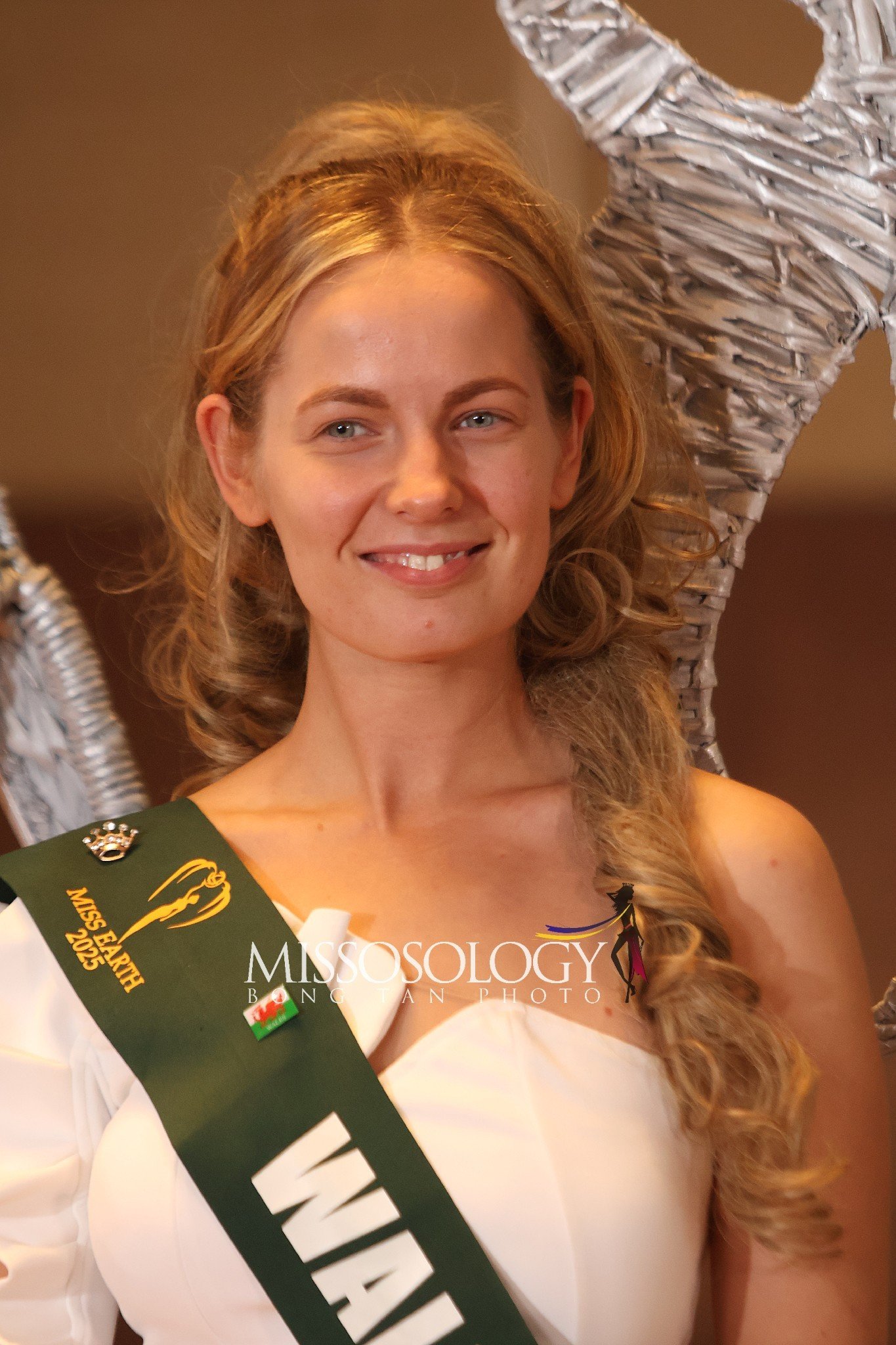 Nhiều người đẹp để lộ nhược điểm với mặt mộc. Hai đại diện xứ Wales và Nam Phi đều có gương mặt kém sắc khi không son phấn.