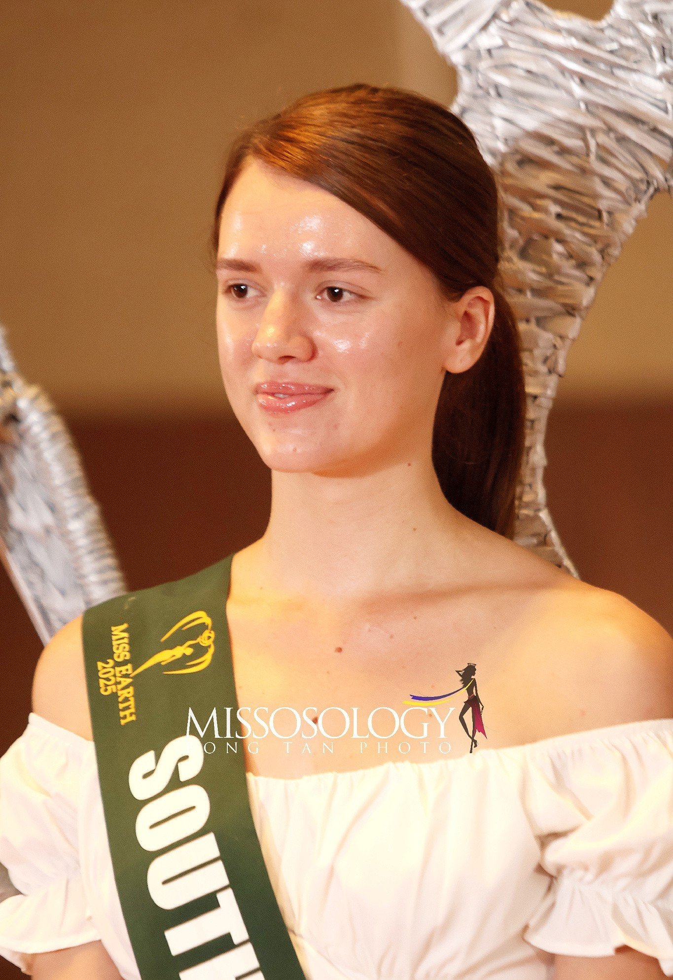 Nhiều người đẹp để lộ nhược điểm với mặt mộc. Hai đại diện xứ Wales và Nam Phi đều có gương mặt kém sắc khi không son phấn.