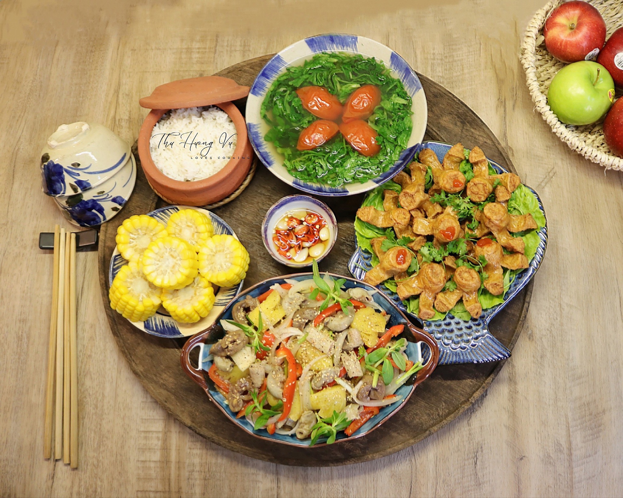 Tim cật bê xào thập cẩm - Xúc xích chiên - Canh rau cải cúc - Ngô luộc