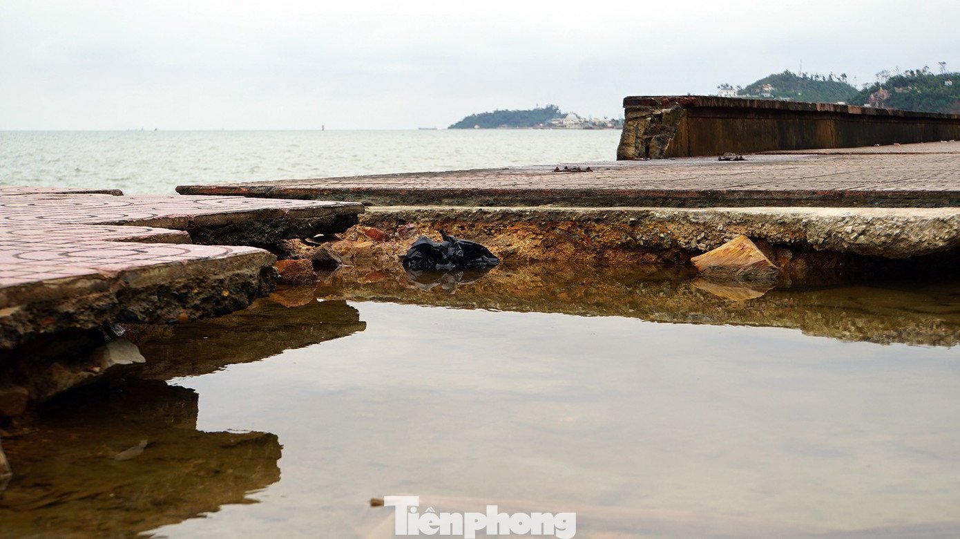 Bờ kè biển Đồ Sơn vỡ vụn sau nhiều cơn bão dữ - 17