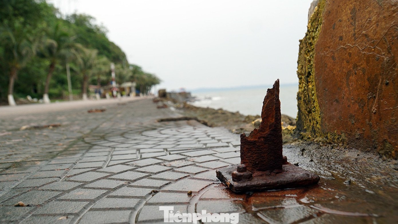 Bờ kè biển Đồ Sơn vỡ vụn sau nhiều cơn bão dữ - 18