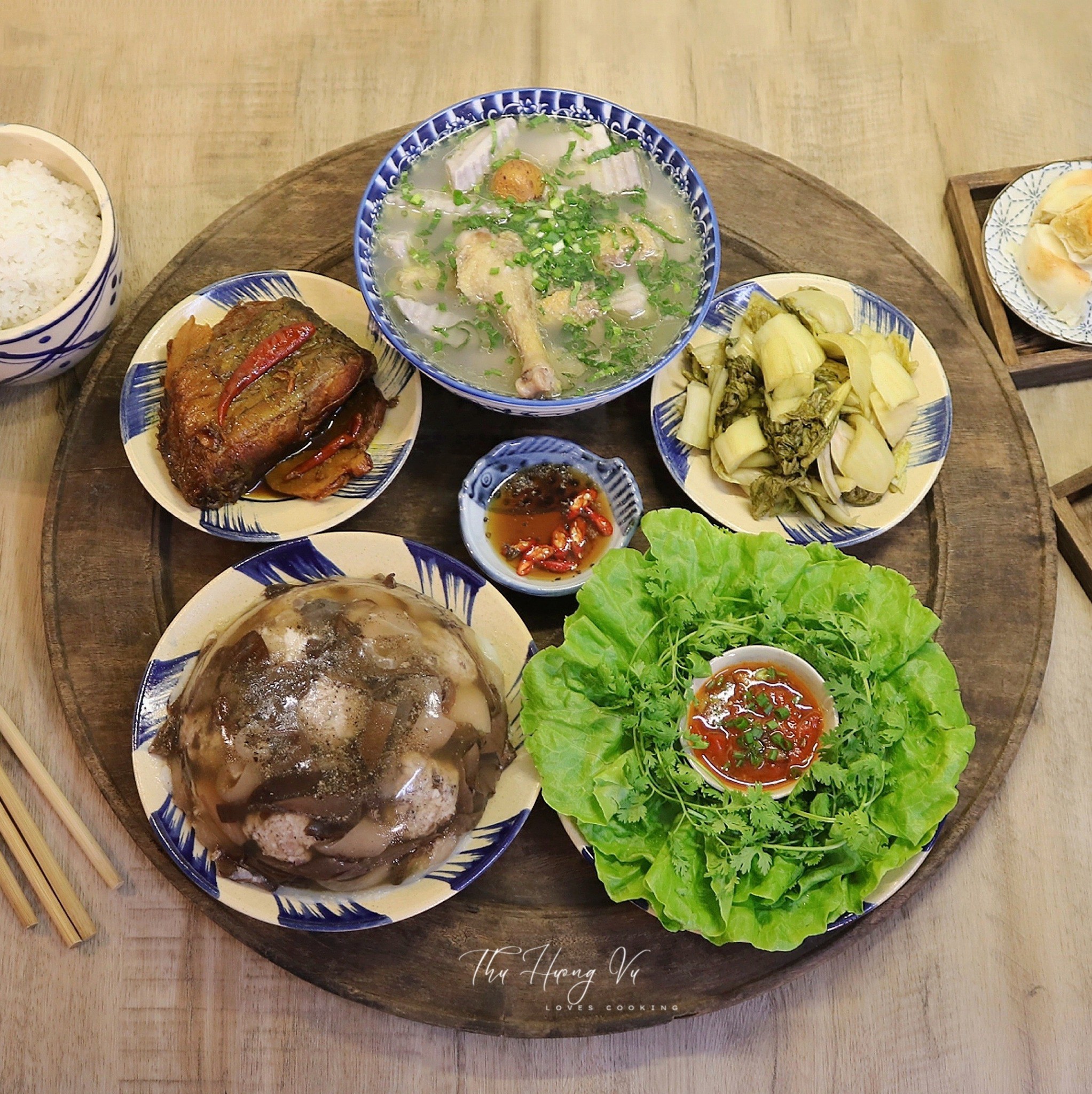 Thịt đông - Cá chim kho - Rau sống chấm sốt cà chua - Canh vịt om sấu khoai môn