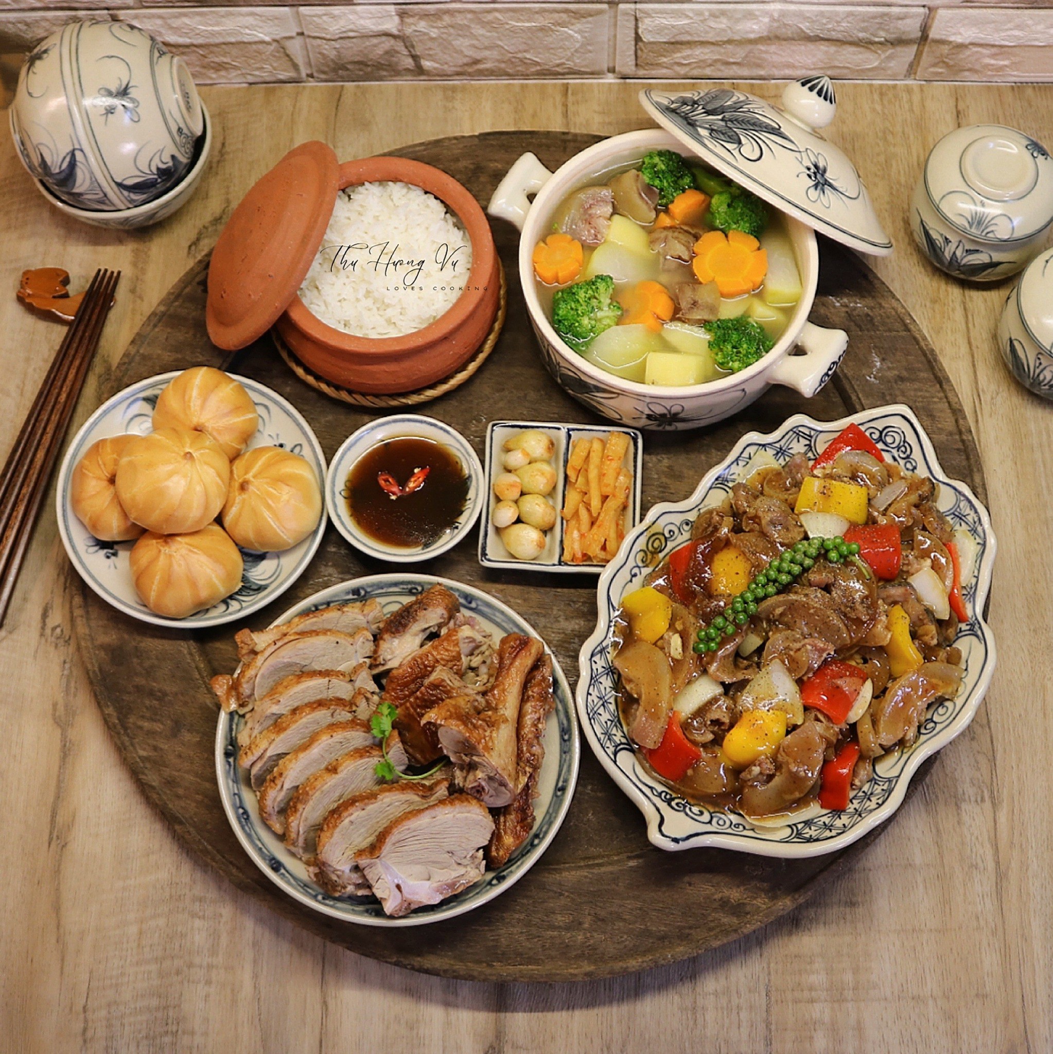 Ngan quay ngũ vị - Bê xốt tiêu đen ăn kèm bánh bao - Canh bê hầm rau củ