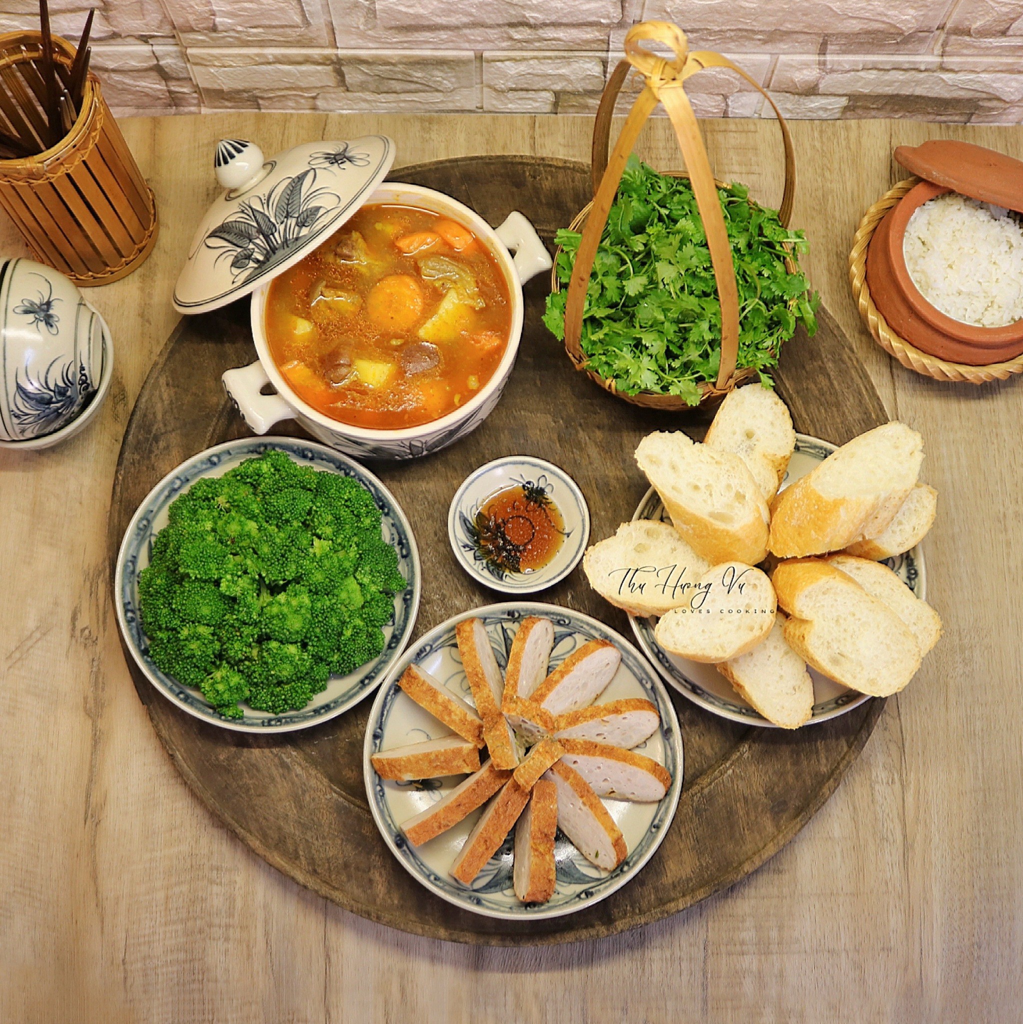 Bò nấu sốt vang - Súp lơ luộc - Chả mỡ